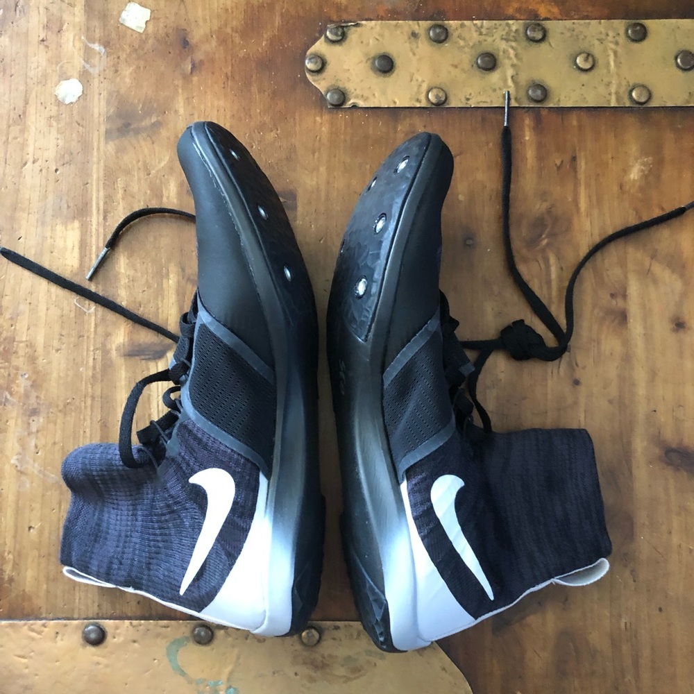 NEW Nike Racing Shoes black and white size 8